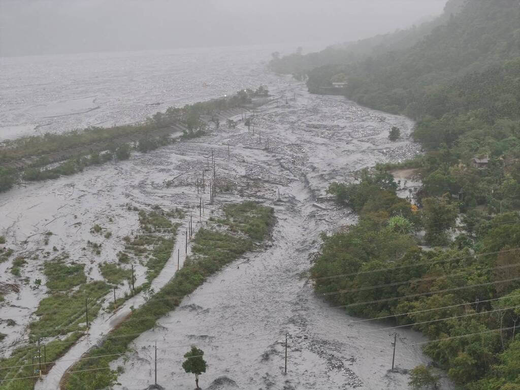  受颱風外圍環流及東北季風影響，花蓮馬太鞍溪水暴漲，從左岸無堤防處沖入萬榮鄉明利村。　圖:民眾提供 