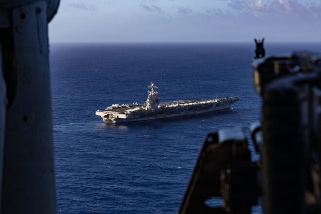  福特號航母在東大西洋。圖：翻攝自 X《U.S. Naval Institute》