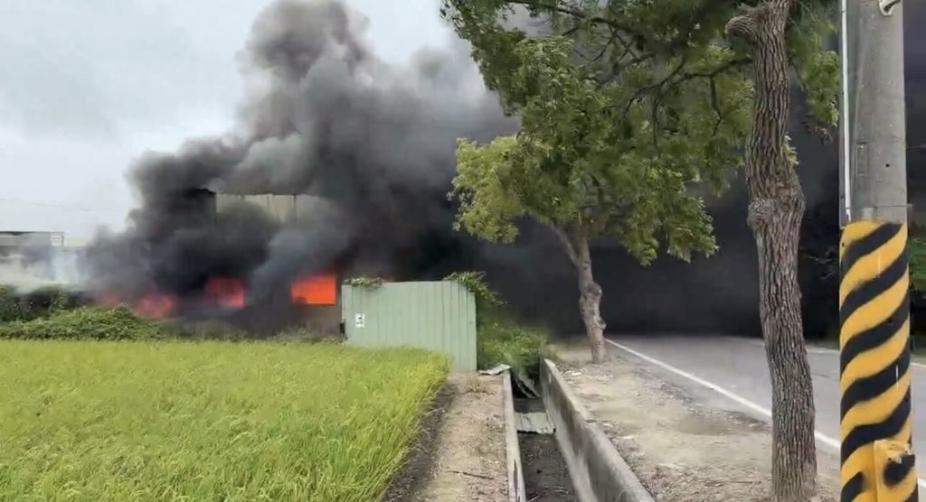 台南新營報廢車輛廠區火警無人傷 釀320戶停電