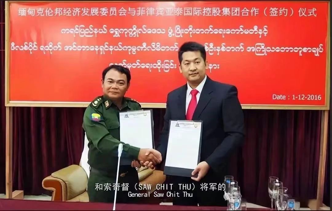  因涉經營跨境網路賭博集團、遭中國通緝多年的嫌犯佘智江（又名佘倫凱，右），前（10）日泰國上訴法院裁定維持一審判決。 圖：翻攝自 X 