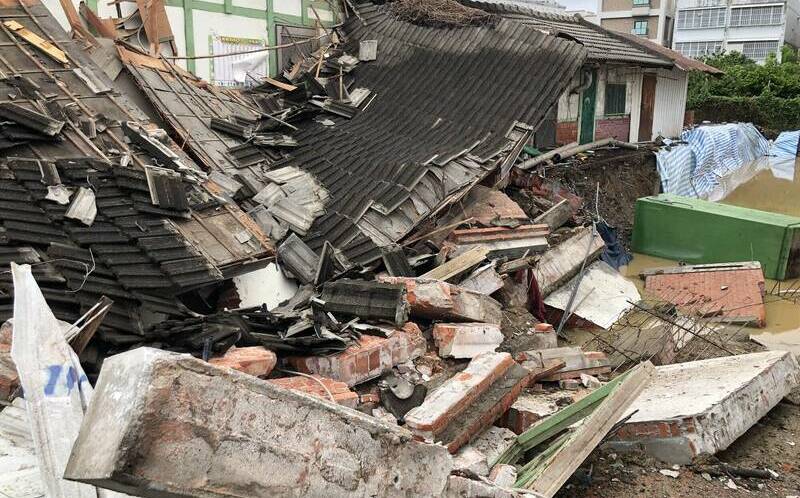 台東連日大雨加上施工挖地基！70年老屋轟然坍塌