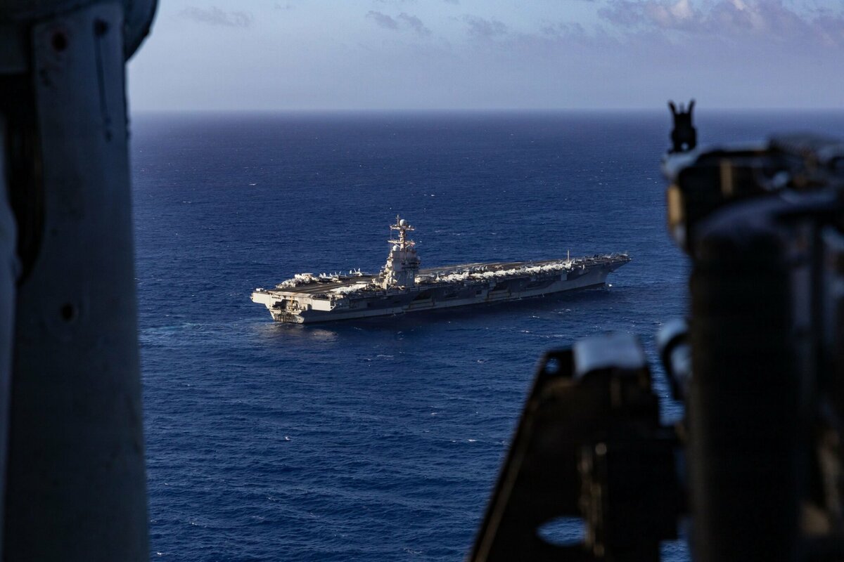 原先被部署在南加勒比海地區，參與美軍對委內瑞拉軍事行動的福特號航母，被發現駛向大西洋，穿越直布羅陀海峽前往中東地區。 圖：翻攝US NAVY 