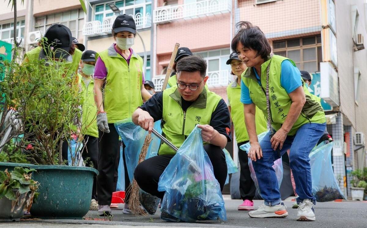 颱風後與巡守隊清理市容 賴瑞隆:向守護環境無名英雄致敬