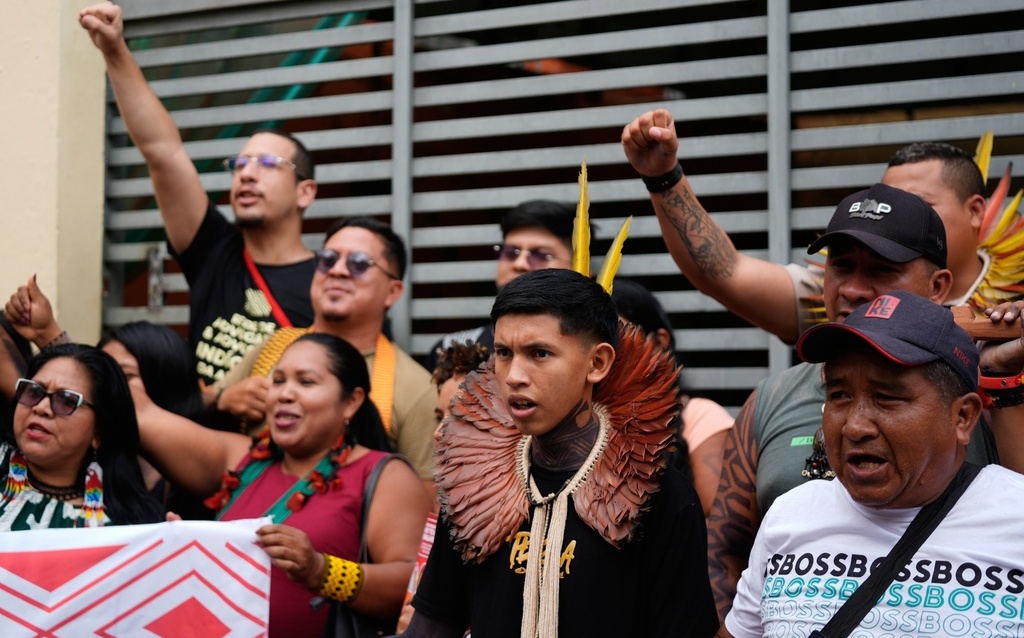 巴西COP30會場爆衝突!原民與氣候人士闖會場抗議 保全掛彩急封鎖