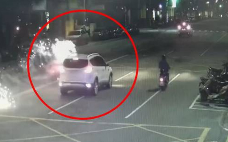 高雄街頭出現「移動炮台」!駕車沿路放鞭炮 警鎖定車主開罰