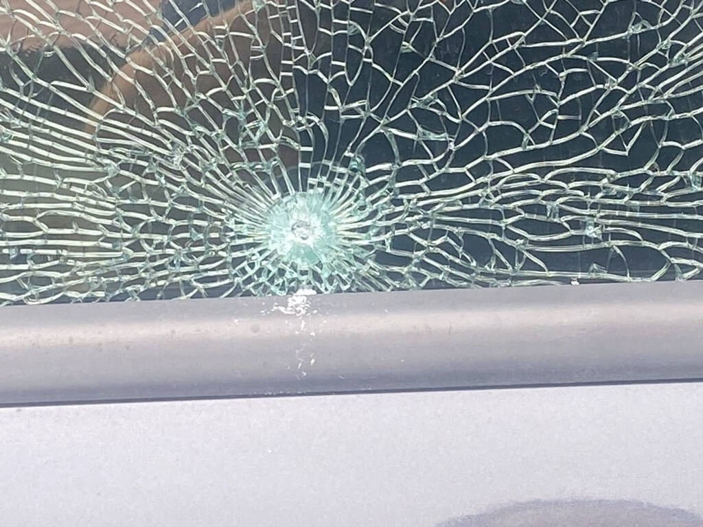 高雄美濃區車窗疑遭鋼珠打裂 警方鎖定對象追查