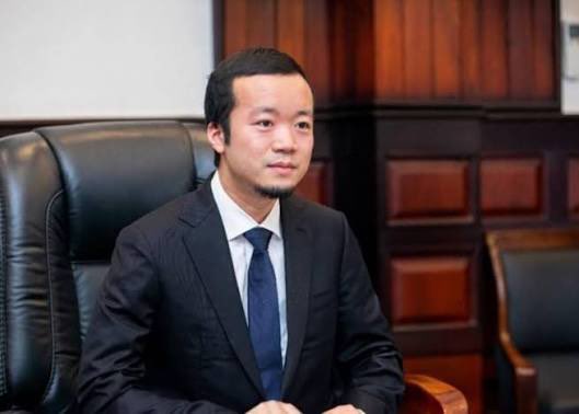  蔡慎坤指出，陳志只是太子集團的「門面」，真正掌權者是來自江蘇宿遷的胡小偉。 圖：翻攝自 X 