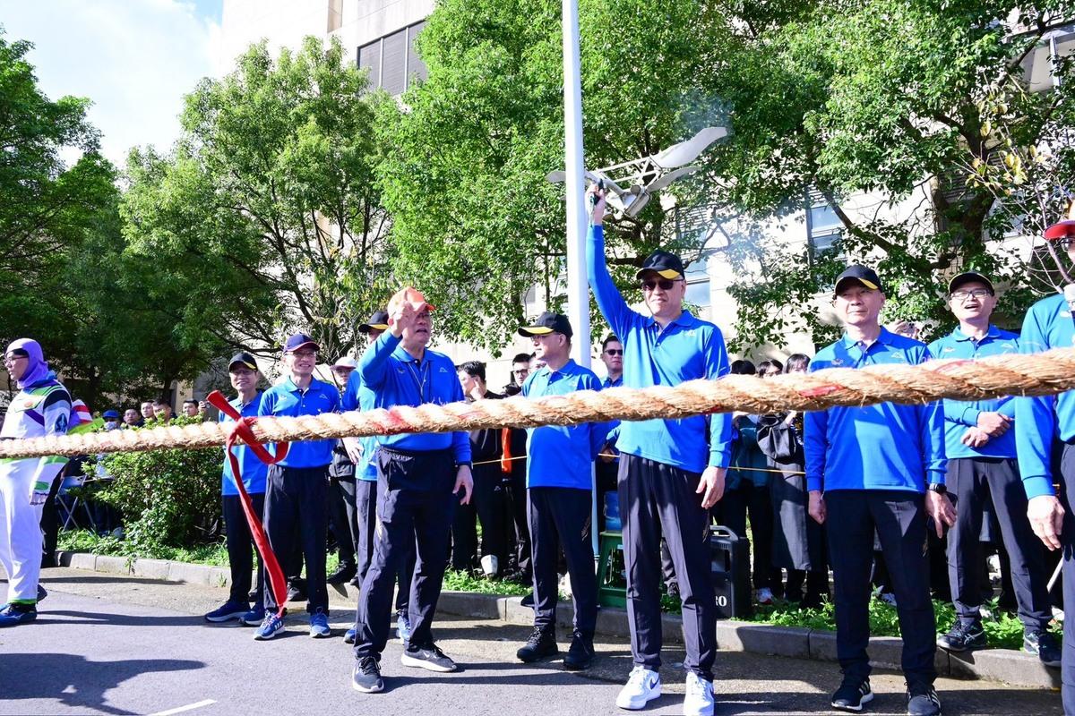  內政部次長吳堂安為警大拔河總決賽鳴槍開賽。 圖：內政部提供 