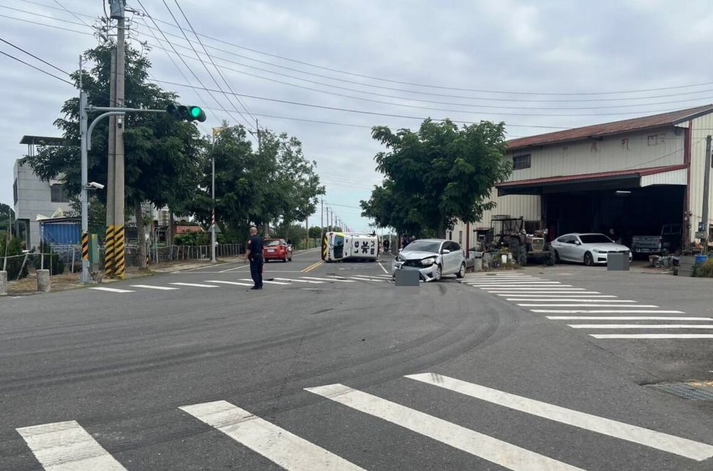 嘉縣救護車出勤途中被自小客撞翻　3人受傷送醫