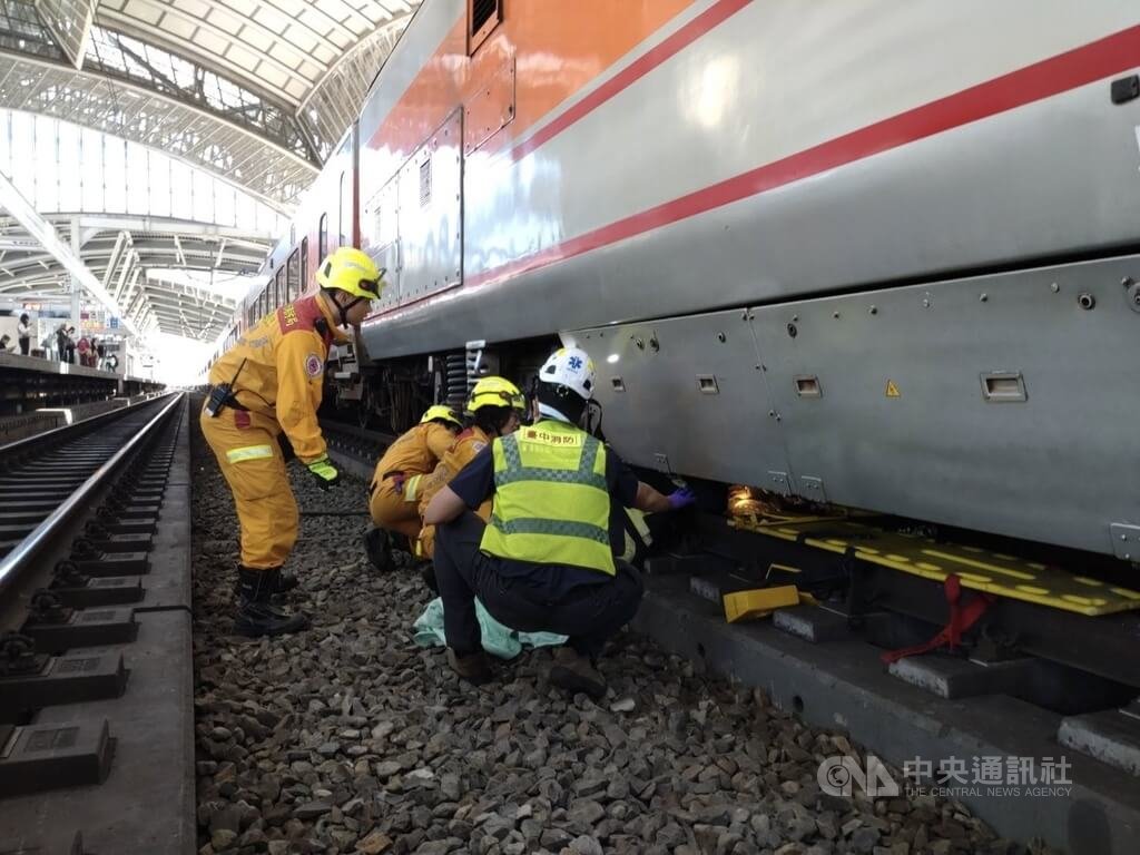 台鐵台中站旅客落軌受困 婦人救出肢體擦傷送醫