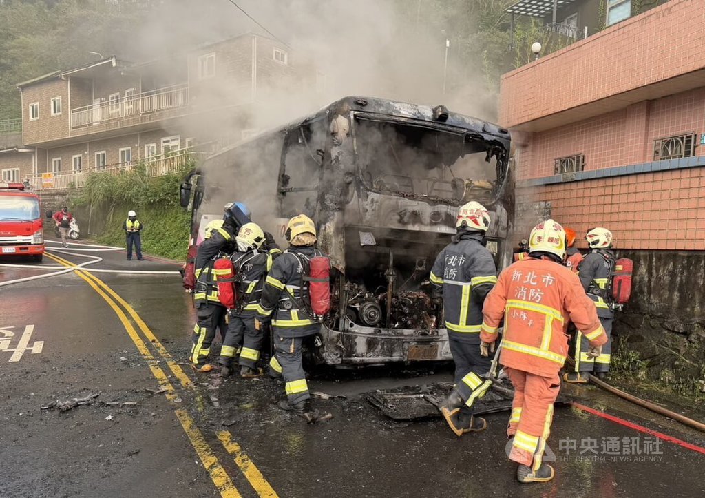 新北瑞芳九份火燒車 遊覽車焦黑剩骨架無人傷亡