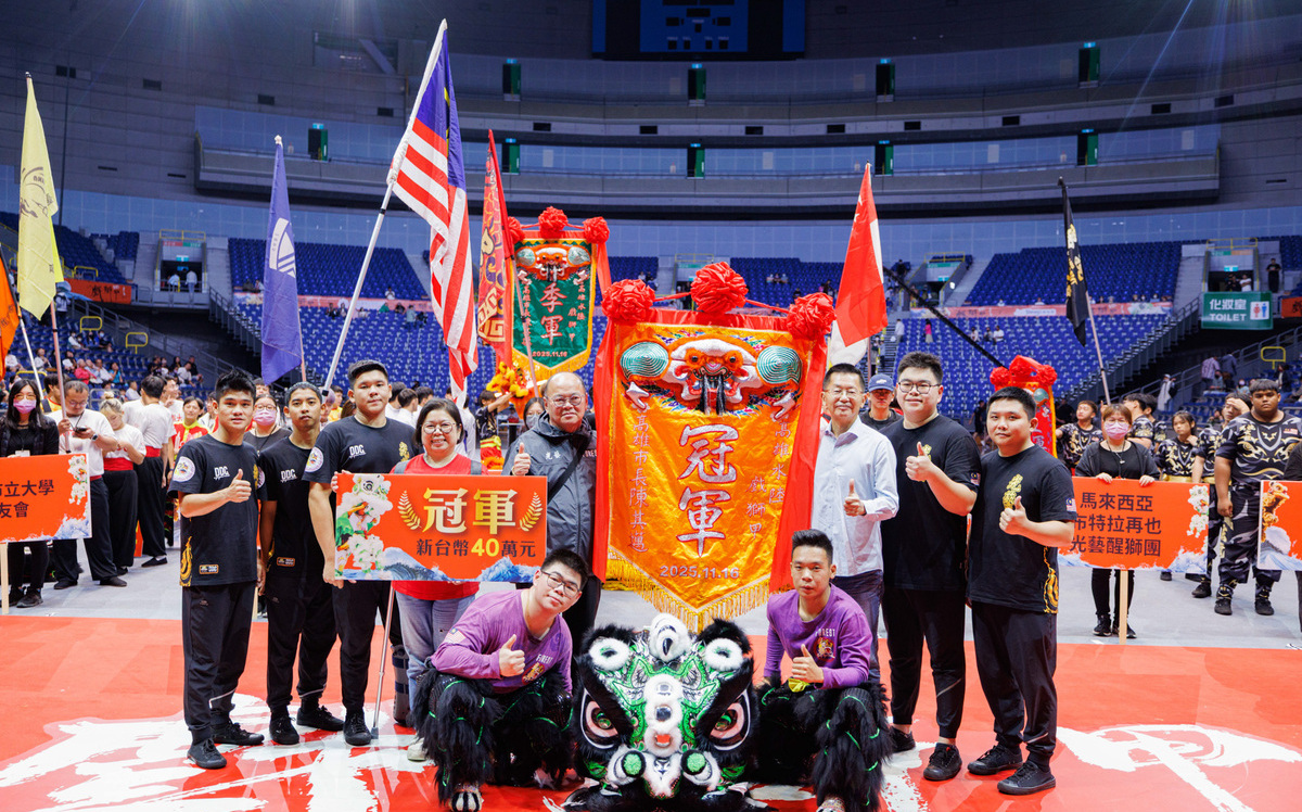 2025高雄戲獅甲水陸纏鬥二日   馬來西亞光藝醒獅團登獅王寶座