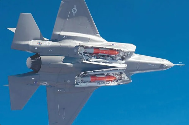 攜帶兩枚 B61-12 核炸彈的美軍 F-35A 戰機。 圖：翻攝自 觀察者網 