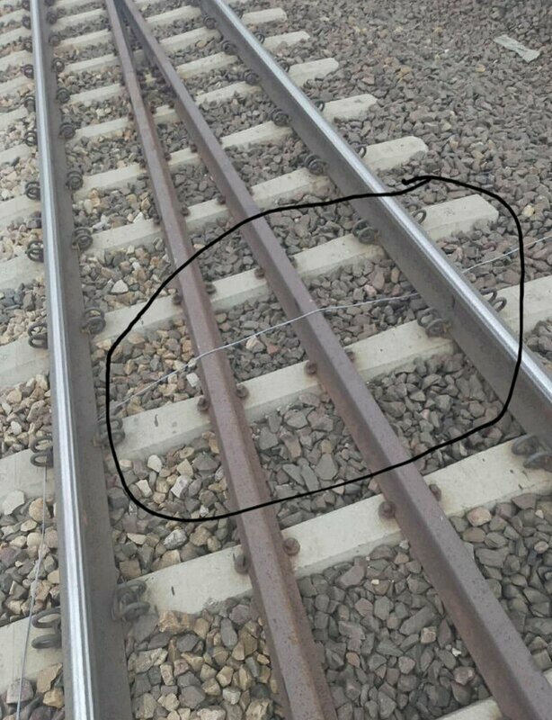  一條 300 公尺長的電線從鐵路延伸到當地停車場，推測爆炸事件可能與該條電線有關。 圖：翻攝自 @christogrozev X 帳號 
