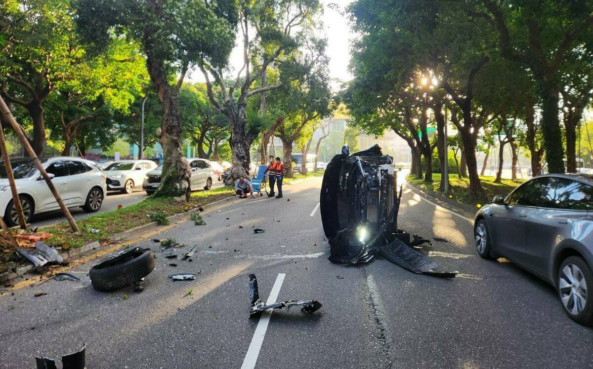 60歲男疑恍神自撞分隔島翻覆 車頭輪胎全噴飛 駕駛:不記得怎麼發生