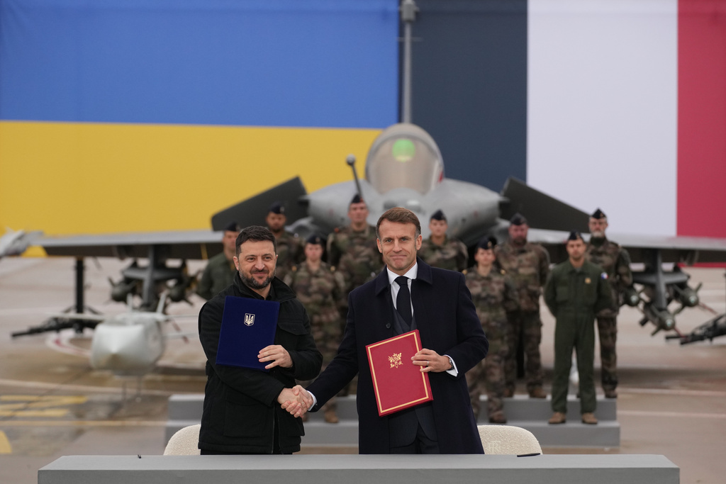  烏克蘭總統澤連斯基與法國總統馬克宏 17 日簽署陣風戰機軍購協議。 圖：達志影像/美聯社 