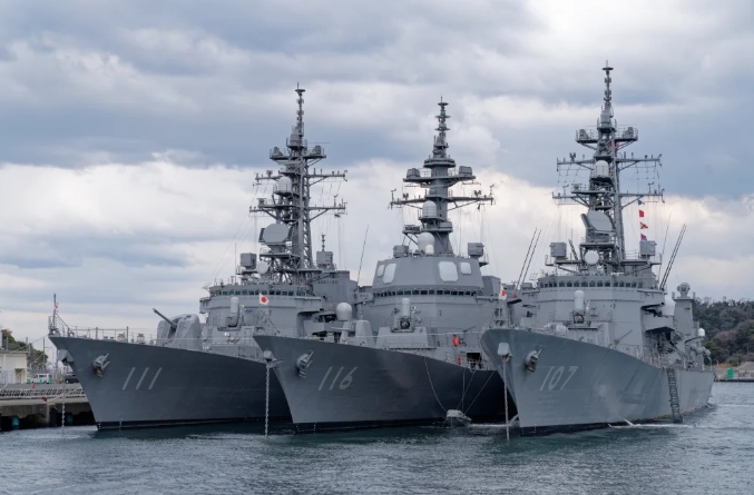  在日本神奈川縣橫須賀基地的日本自衛隊護衛艦。 圖 : 翻攝自新華網 