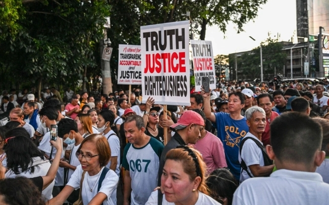 抗議貪腐 逾60萬民眾馬尼拉示威! 馬可仕調查百日無人入獄 百姓整個怒了.....