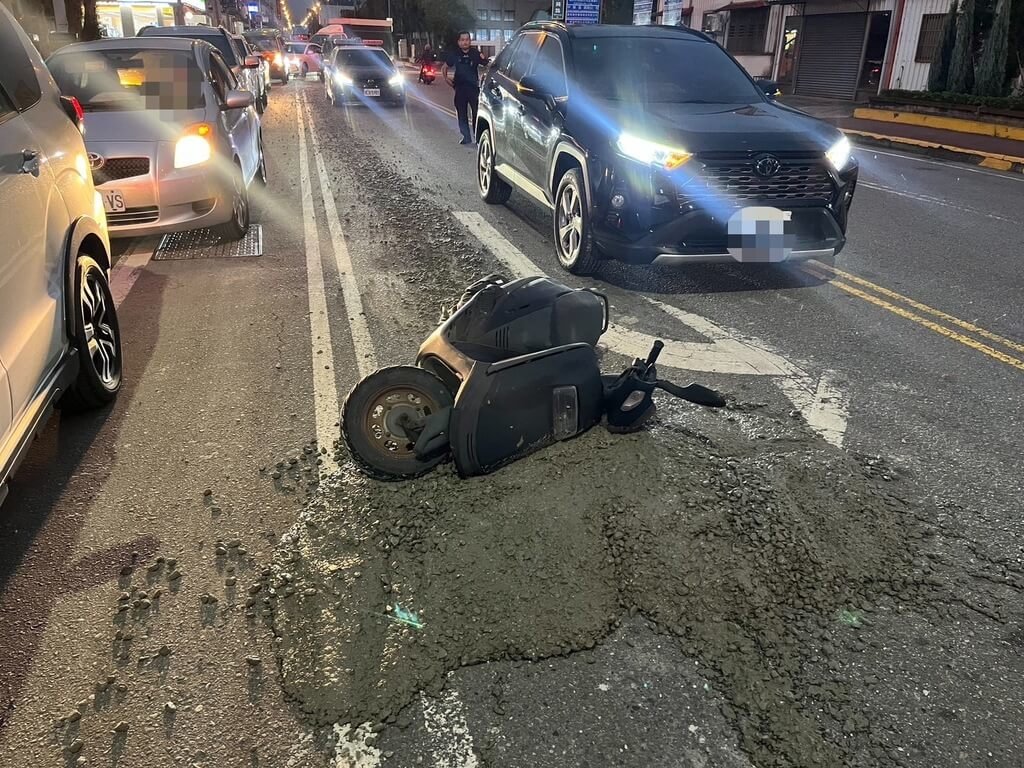 苗栗銅鑼混凝土掉落釀摔車  警調監視器開罰