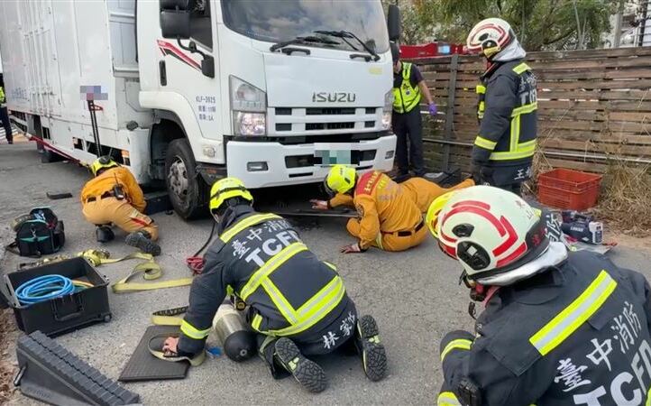 台中閨密雙載1死1傷！物流車疑視線死角釀禍