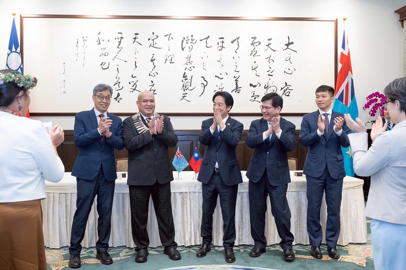  台灣、吐瓦魯簽署「台吐團結共榮條約」、「台吐多樣化漁業合作協定」及「台吐運動交流合作意向書」 圖：總統府提供 