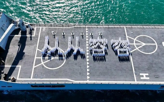 王世堅「上共艦」! 解放軍艦驚現「從從容容」、「游刃有餘」船員排字