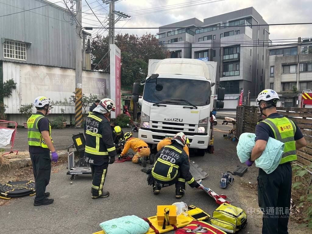 台中機車大貨車碰撞 34歲女騎士清潔隊員困車底身亡
