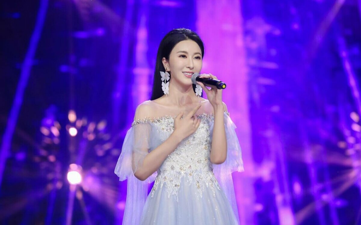 中國美女歌手被指牽動高官「連環落馬」! 網友將她封為「反腐女傑」