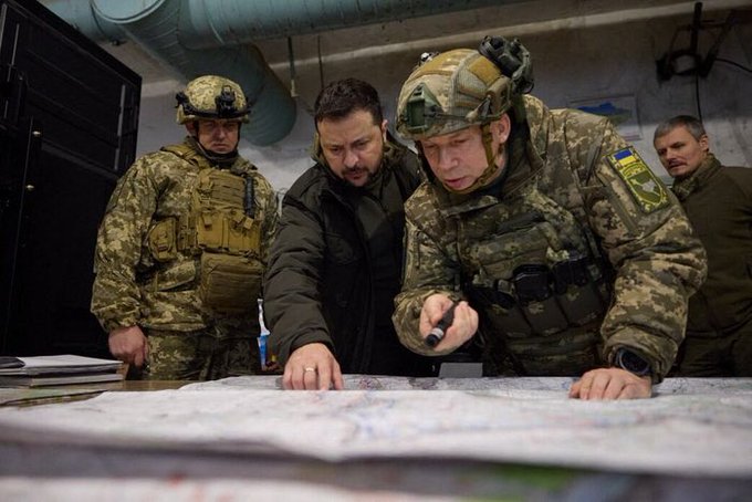 烏克蘭總統澤連斯基(中) 和烏軍總司令瑟爾斯基(右)指揮大規模反攻行動。 圖：翻攝自 @AllEvansichuan X 帳號 