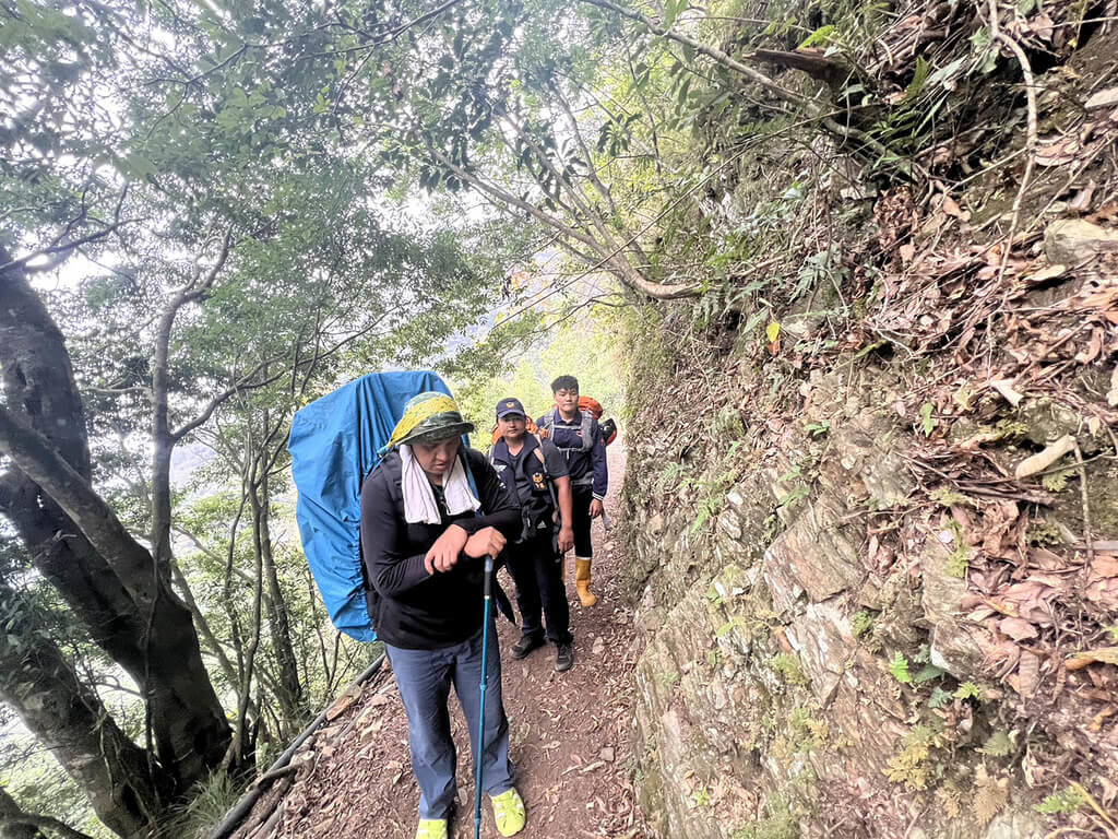 保七刑大隊長攀秀姑巒山 倒臥路旁無生命跡象