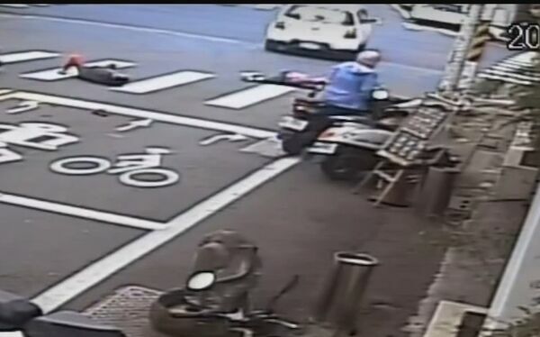 轎車衝撞機車還輾人肇逃 釀1死3傷!網轟:根本蓄意謀殺