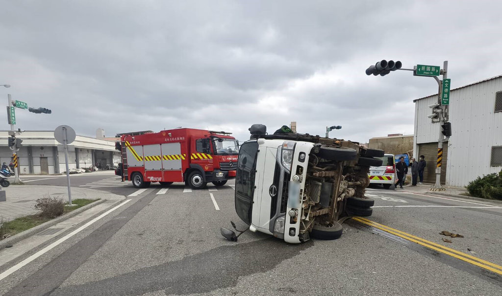 澎湖馬公路口2車碰撞小貨車翻覆　2駕駛受傷送醫