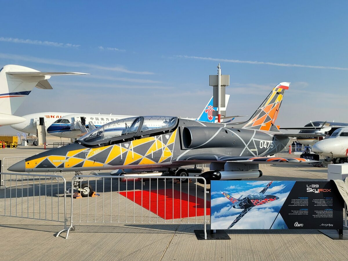  捷克公司沃多喬迪航空（Aero Vodochody）在近期的杜拜航展上展示 L-39 反無人機改裝，未來可能被投入戰場。圖：翻攝自 X《Tim Robinson》