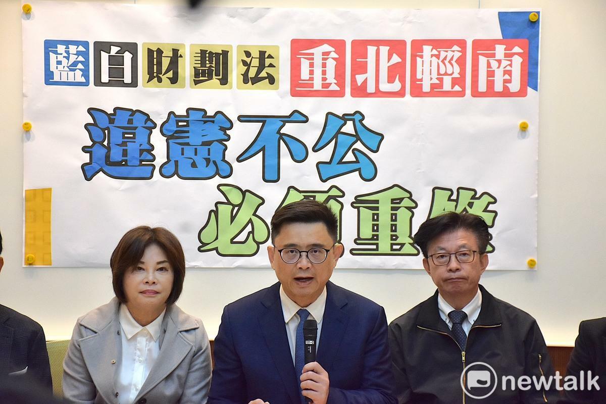  賴瑞隆(中)表示藍白財劃法重北輕南，南部人絕不接受。 圖：賴瑞隆辦公室/提供（資料照）
