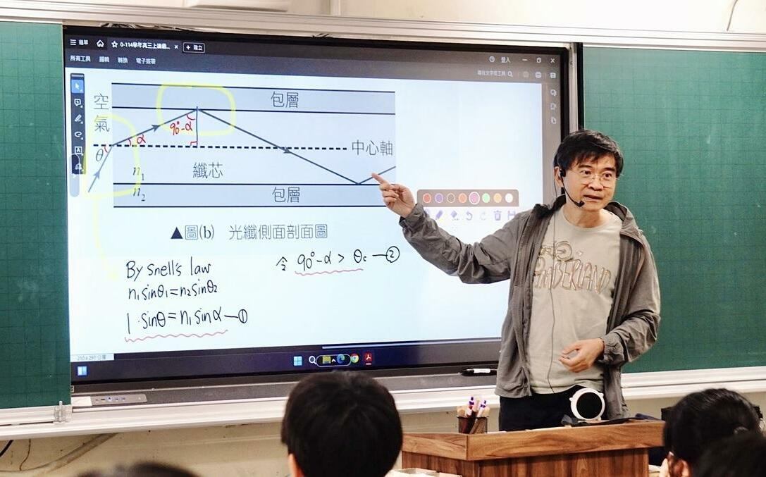 高雄智慧校園再升級 115學年度三級學校班班配備大型觸控螢幕