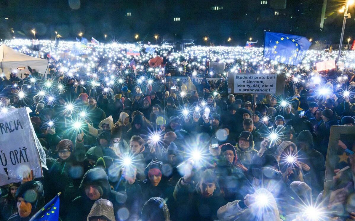 斯洛伐克萬人上街抗議總理! 費科保守民粹、親俄走向引眾怒