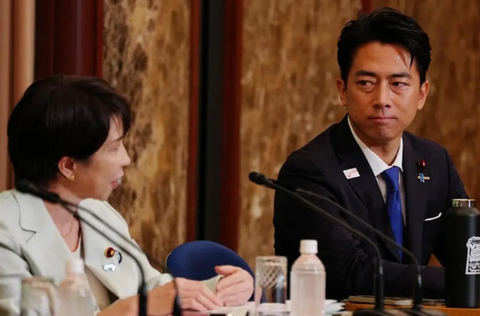  日本首相高市早苗(左)與防衛大臣小泉進次郎。 圖 : 翻攝自新華網 