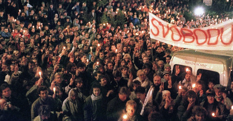 1989 年的斯洛伐克天鵝絨革命。圖：翻攝自 X《European Commission》