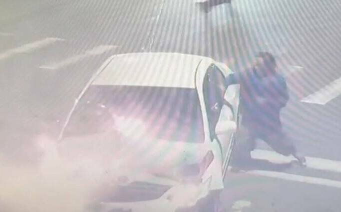 高雄轎車擦到公車後失控自撞起火！馬尾男英勇破窗救人