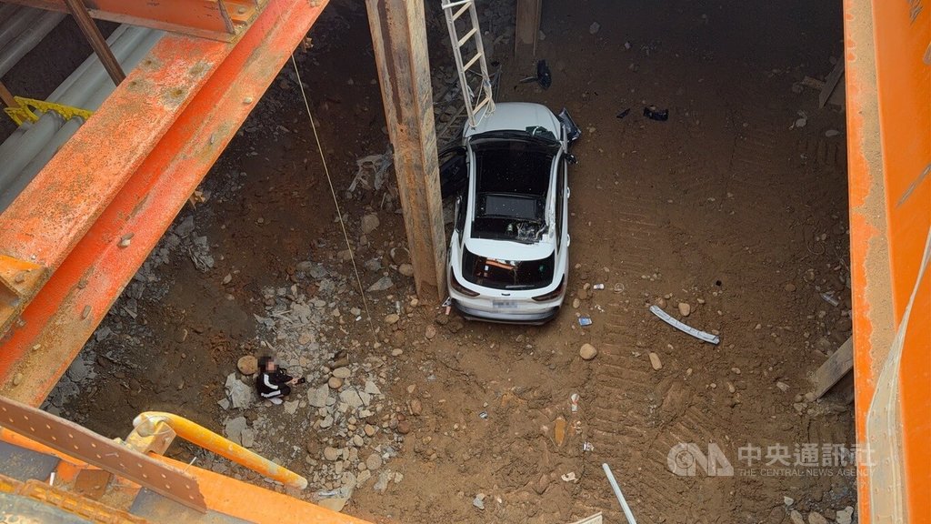 桃園女開車掉下8米深捷運施工坑洞 命大僅輕傷