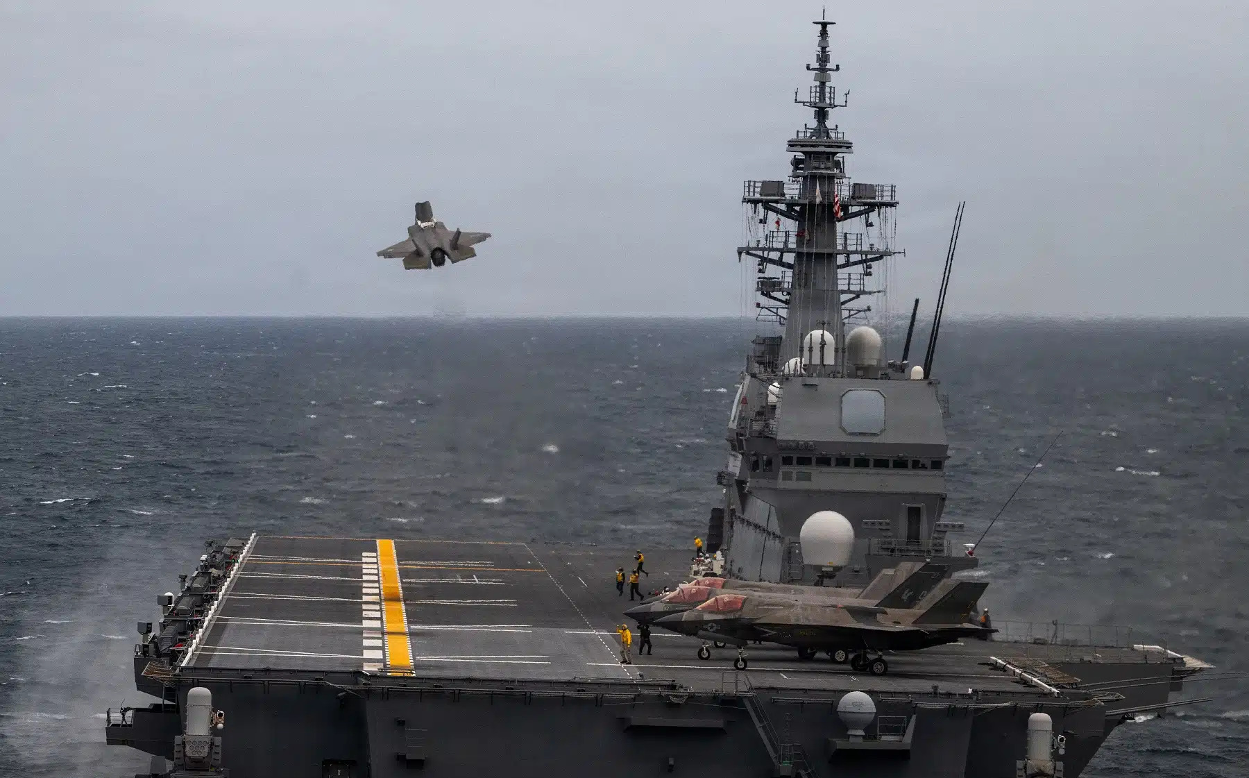 加賀「凖航艦」成形  美陸戰隊4架F-35B＋1魚鷹運用起降