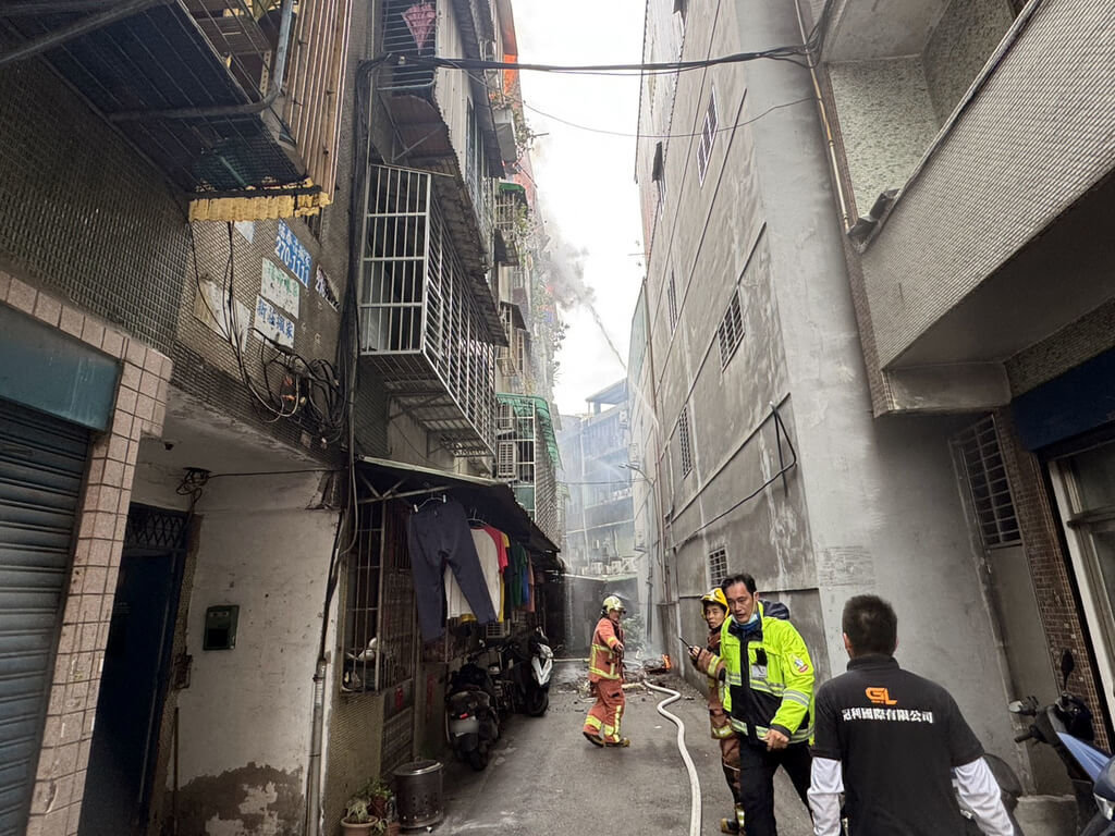 新北新莊住宅頂樓火警 4人疏散無受困