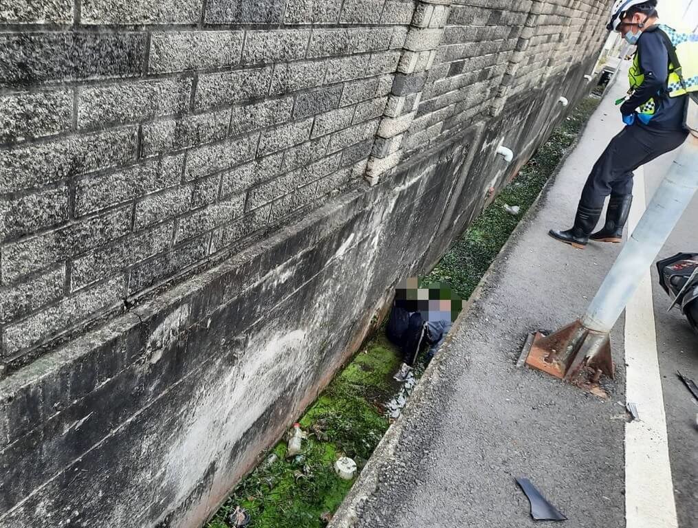 苗縣苑裡路口2機車事故　高中生騎士摔水溝昏迷