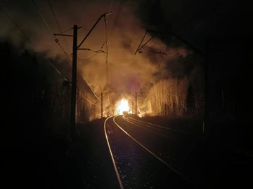  俄羅斯用來運載天然氣的罐車也遭遇襲擊，在鐵路旁爆炸起火燃燒。 圖：翻攝自 @NOELreports X 帳號 