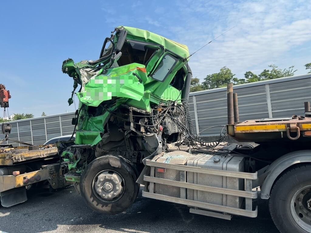 國1高雄瑞隆路段追撞事故 1人腿部骨折、3車損