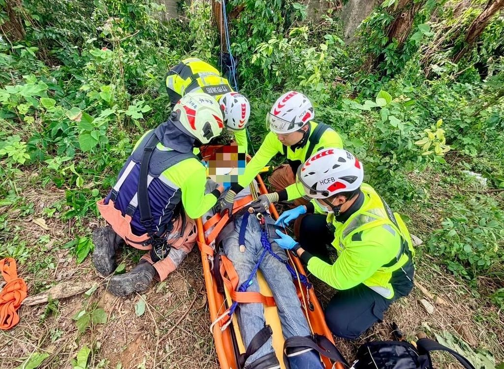 新竹市工人失足墜10米深邊坡　警消助脫困送醫