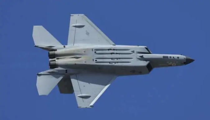  韓國與阿拉伯聯合大公國（UAE）敲定總額 150 億美元的 KF-21「獵鷹」戰鬥機聯合合作協議，成為當代軍事史上規模最龐大的跨國戰機共同開發案。 圖:翻攝自寰球戰略解讀 