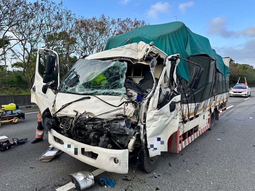 國1南下新竹段4車連撞　小貨車駕駛命危送醫