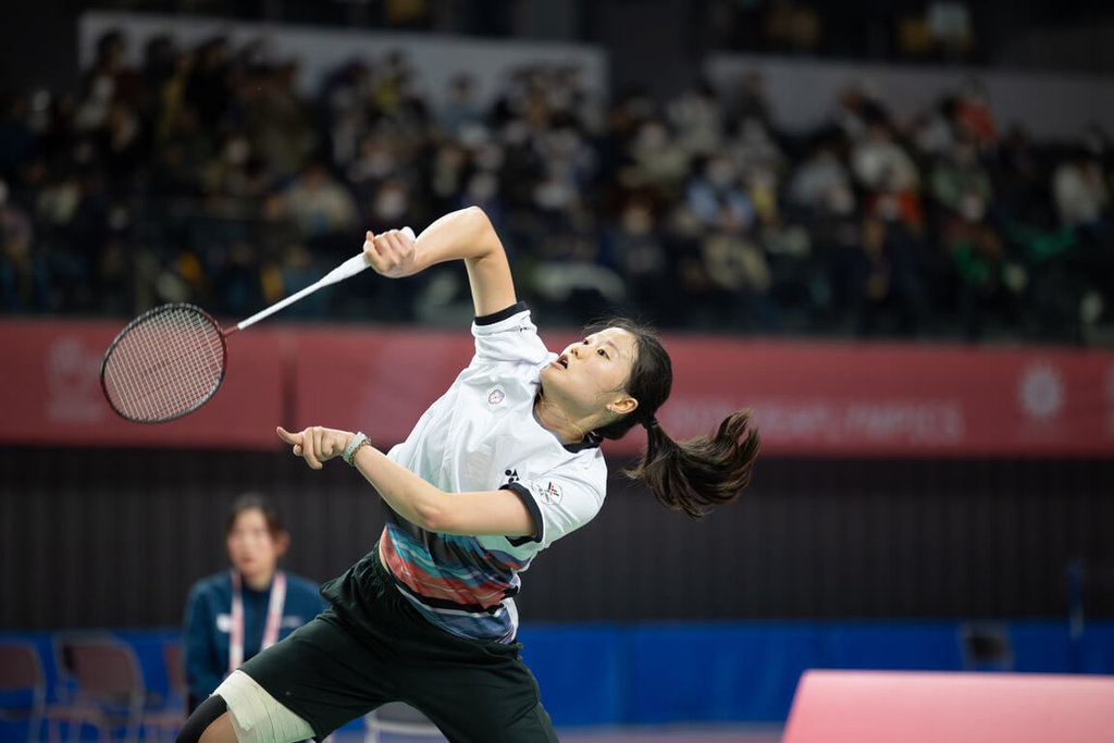沈彥汝克服腿部傷勢 東京聽奧羽球女單奪銀