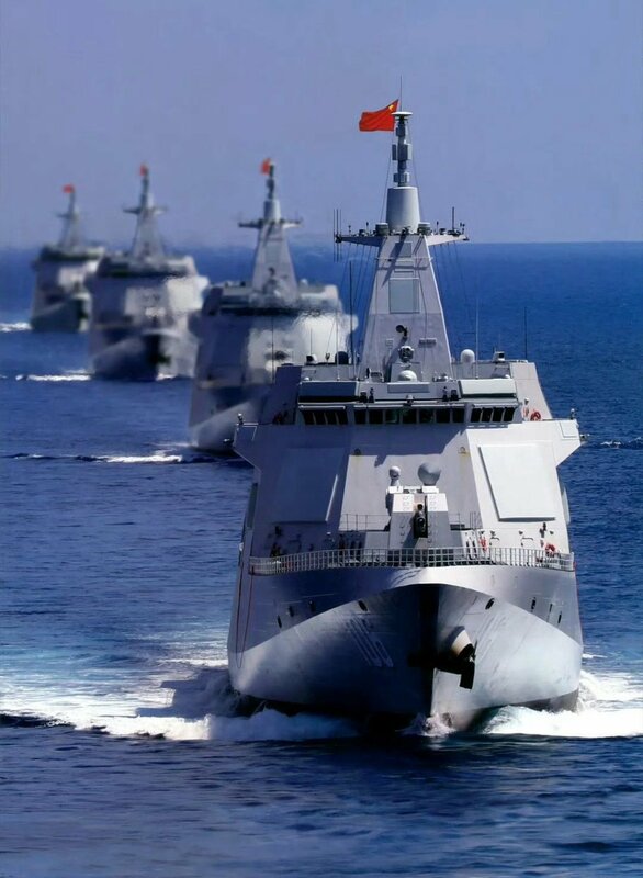 小泉則將矛頭轉向中國近年來在東海與南海的軍事活動，批評中國持續大幅增加軍費、快速擴張軍事能力，卻缺乏足夠透明度，已成為日本及國際社會高度關切的議題。 圖：翻攝自 X《 彩云香江》 